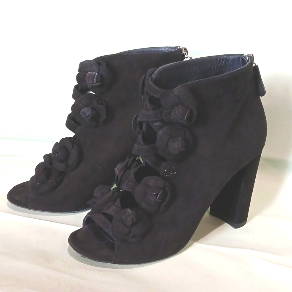 🖤 CHANEL 2017 Camellia Black Suede Peep Toe Boots CC Logo Karl Lagerfeld 38.5 - Picture 1 of 13